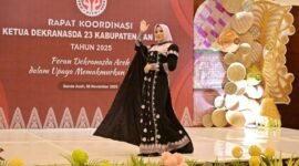 Ketua Dekranasda Aceh Jaya, Ny. Desi Maulidar Safwandi, tampil anggun dalam balutan busana etnik bermotif “Pucok Oen Nilam” pada Rakor Dekranasda se-Aceh di Banda Aceh.