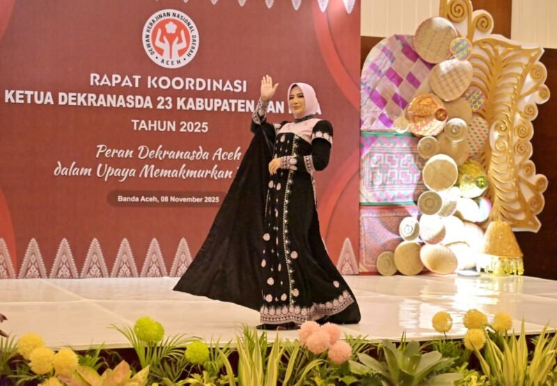 Ketua Dekranasda Aceh Jaya, Ny. Desi Maulidar Safwandi, tampil anggun dalam balutan busana etnik bermotif “Pucok Oen Nilam” pada Rakor Dekranasda se-Aceh di Banda Aceh.