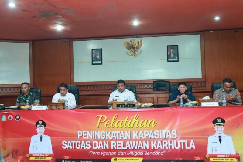 Plt. Sekda Aceh Jaya Juanda membuka pelatihan penguatan kapasitas Satgas dan relawan karhutla di aula Setdakab Aceh Jaya, Rabu (5/11/2025).