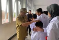 Bupati Aceh Jaya Safwandi membuka Coaching Clinic FORKI di SMP Unggul Calang, Senin (08/11/2025)