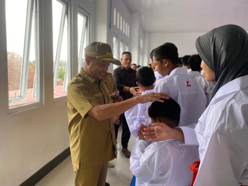 Bupati Aceh Jaya Safwandi membuka Coaching Clinic FORKI di SMP Unggul Calang, Senin (08/11/2025)