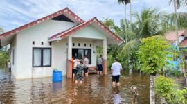 BNPB dan Pemkab Aceh Jaya meninjau lokasi banjir, pastikan penanganan darurat dan distribusi bantuan berjalan cepat serta efektif.