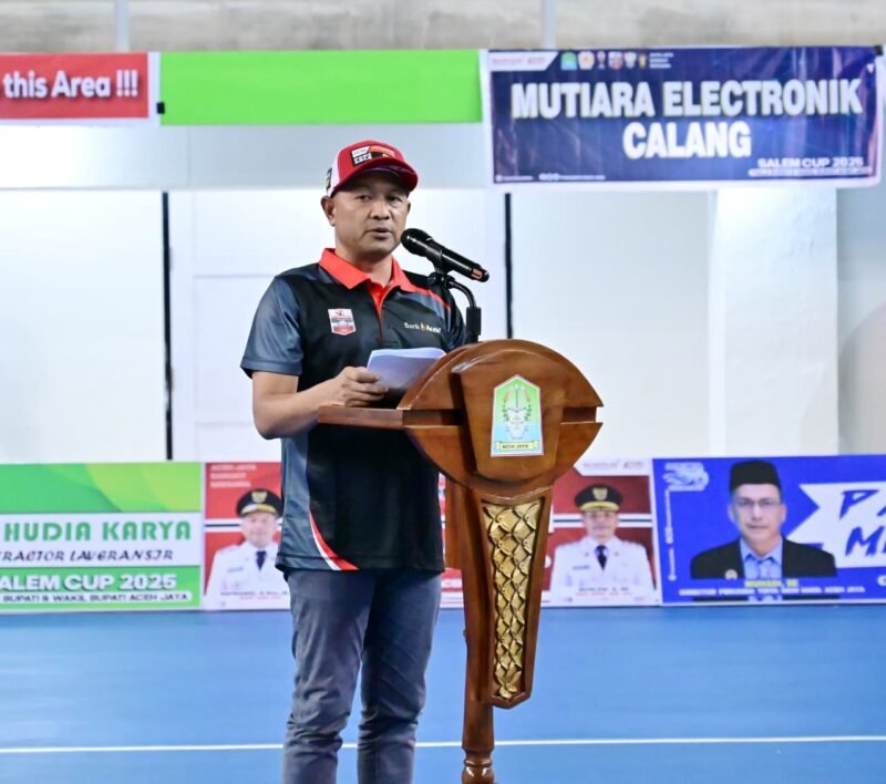 Bupati Aceh Jaya saat menyampaikan sambutan pada pembukaan Turnamen Voli Salem Cup 2025, Jumat (14/11/2025)
