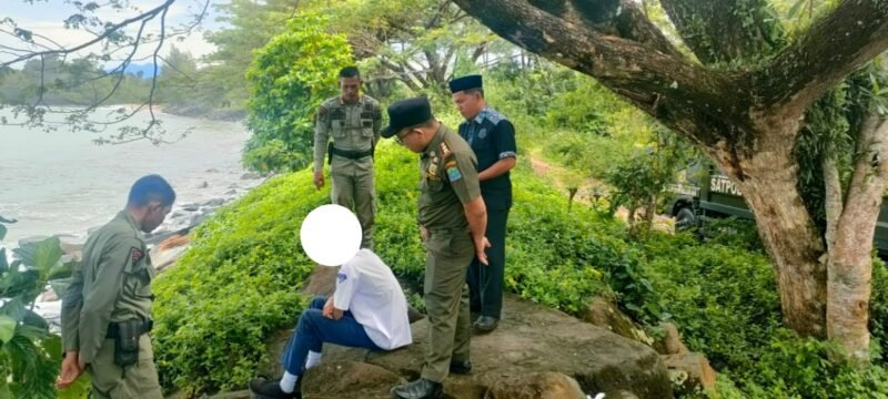 Seorang siswa terjaring razia satpol pp saat jam sekolah di sekitar pantai calang