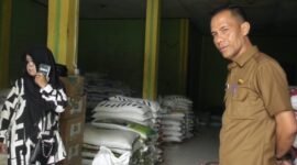 Kepala Dinas Pertanian Aceh Jaya Dailami melakukan sidak harga pupuk bersubsidi di salah satu toko penyalur wilayah Calang, Selasa (4/11/2025).