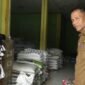 Kepala Dinas Pertanian Aceh Jaya Dailami melakukan sidak harga pupuk bersubsidi di salah satu toko penyalur wilayah Calang, Selasa (4/11/2025).