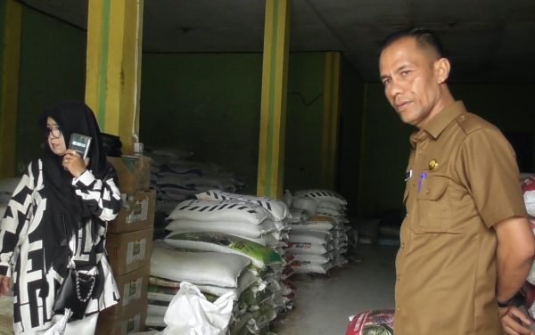 Kepala Dinas Pertanian Aceh Jaya Dailami melakukan sidak harga pupuk bersubsidi di salah satu toko penyalur wilayah Calang, Selasa (4/11/2025).