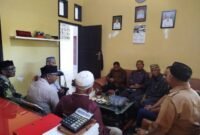 Wakil Ketua Pemangku Adat MAA Aceh, Drs. H. Saidan Nafi, S.H., M.Hum., bersama pengurus MAA Aceh Jaya dalam pertemuan membahas revitalisasi Keujron Meah di Calang, Senin (6/10/2025).