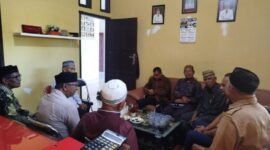 Wakil Ketua Pemangku Adat MAA Aceh, Drs. H. Saidan Nafi, S.H., M.Hum., bersama pengurus MAA Aceh Jaya dalam pertemuan membahas revitalisasi Keujron Meah di Calang, Senin (6/10/2025).