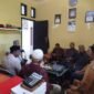 Wakil Ketua Pemangku Adat MAA Aceh, Drs. H. Saidan Nafi, S.H., M.Hum., bersama pengurus MAA Aceh Jaya dalam pertemuan membahas revitalisasi Keujron Meah di Calang, Senin (6/10/2025).