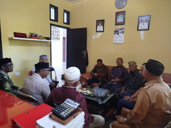 Wakil Ketua Pemangku Adat MAA Aceh, Drs. H. Saidan Nafi, S.H., M.Hum., bersama pengurus MAA Aceh Jaya dalam pertemuan membahas revitalisasi Keujron Meah di Calang, Senin (6/10/2025).
