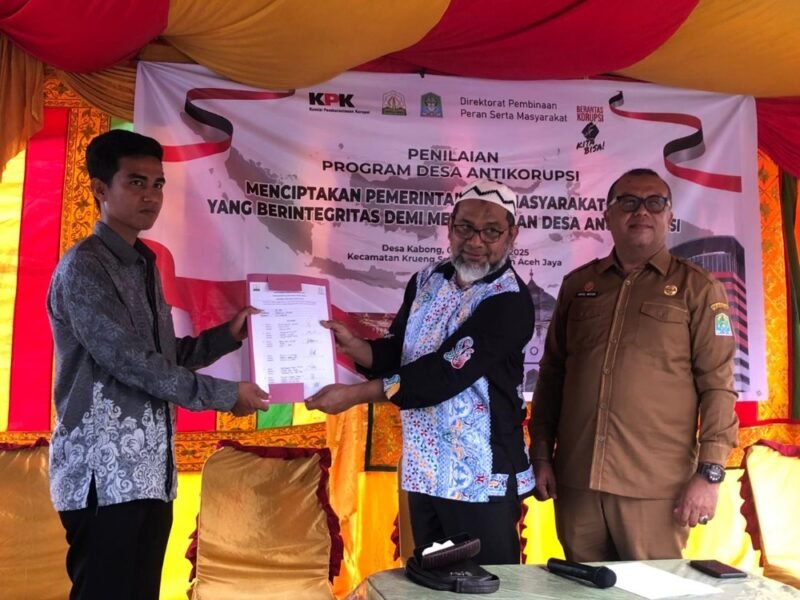 Inspektur Inspektorat Aceh Jaya bersama tim penilai Provinsi Aceh menyerahkan penghargaan kepada aparatur Gampong Kabong usai dinobatkan sebagai Desa Antikorupsi berpredikat Istimewa.