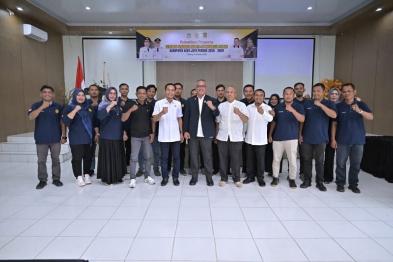 Wakil Bupati Aceh Jaya Muslem D bersama Ketua FORKI Aceh Jaya dra. Salbiah M.M., Ketua KONI Muslem HS, dan jajaran pengurus baru usai prosesi pelantikan di Aula Dinas Kesehatan Aceh Jaya, Jumat (31/10/2025).