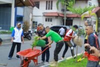Petugas kebersihan dan pegawai SKPK Aceh Barat membersihkan fasilitas publik dalam aksi bersih-bersih massal (19/11/2025)