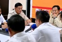 Presiden RI Prabowo Subianto memimpin rapat terbatas penanganan pascabencana banjir dan longsor bersama Gubernur Aceh Muzakir Manaf di Aceh Besar, Minggu (7/12/2025).