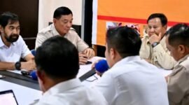 Presiden RI Prabowo Subianto memimpin rapat terbatas penanganan pascabencana banjir dan longsor bersama Gubernur Aceh Muzakir Manaf di Aceh Besar, Minggu (7/12/2025).