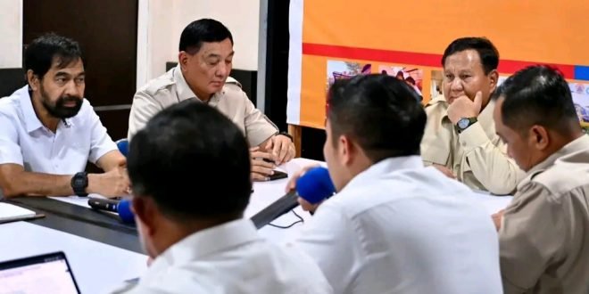 Presiden RI Prabowo Subianto memimpin rapat terbatas penanganan pascabencana banjir dan longsor bersama Gubernur Aceh Muzakir Manaf di Aceh Besar, Minggu (7/12/2025).