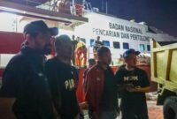 Gubernur Aceh Muzakir Manaf (Mualem) meninjau proses pembongkaran bantuan logistik tanggap darurat yang tiba melalui jalur laut di Pelabuhan Krueng Geukueh, Aceh Utara, Minggu (30/11/2025).