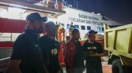 Gubernur Aceh Muzakir Manaf (Mualem) meninjau proses pembongkaran bantuan logistik tanggap darurat yang tiba melalui jalur laut di Pelabuhan Krueng Geukueh, Aceh Utara, Minggu (30/11/2025).