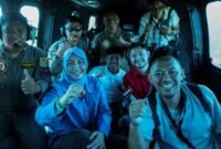 Ketua TP-PKK Aceh Ny. Marlina Muzakir, beserta rombongan saat menumpangi Caracal milik TNI Angkatan Udara, dalam rangka meninjau serta menyerahkan langsung bantuan untuk korban bencana yang terisolasi di Gampong Lokop, Aceh Timur, Kamis (4/12/2025).