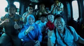 Ketua TP-PKK Aceh Ny. Marlina Muzakir, beserta rombongan saat menumpangi Caracal milik TNI Angkatan Udara, dalam rangka meninjau serta menyerahkan langsung bantuan untuk korban bencana yang terisolasi di Gampong Lokop, Aceh Timur, Kamis (4/12/2025).