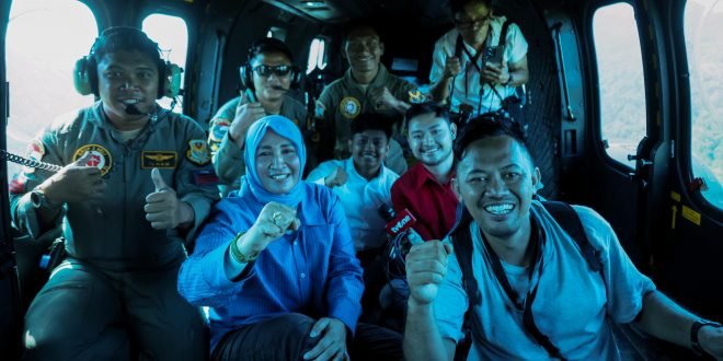 Ketua TP-PKK Aceh Ny. Marlina Muzakir, beserta rombongan saat menumpangi Caracal milik TNI Angkatan Udara, dalam rangka meninjau serta menyerahkan langsung bantuan untuk korban bencana yang terisolasi di Gampong Lokop, Aceh Timur, Kamis (4/12/2025).