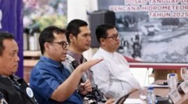 Wakil Menteri Komunikasi dan Digital RI Nezar Patria menyampaikan keterangan pers di Media Center Posko Tanggap Darurat Bencana Hidrometeorologi Aceh, Banda Aceh.