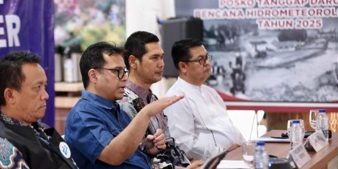 Wakil Menteri Komunikasi dan Digital RI Nezar Patria menyampaikan keterangan pers di Media Center Posko Tanggap Darurat Bencana Hidrometeorologi Aceh, Banda Aceh.