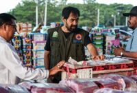 Gubernur Aceh, H. Muzakir Manaf, saat meninjau langsung proses distribusi kebutuhan logistik untuk korban bencana yang berada pada wilayah terisolir, di Posko 2 Shelter Galaxy Lanud Iskandar Muda, Aceh Besar, Jum'at (5/12/2025).