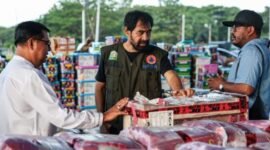 Gubernur Aceh, H. Muzakir Manaf, saat meninjau langsung proses distribusi kebutuhan logistik untuk korban bencana yang berada pada wilayah terisolir, di Posko 2 Shelter Galaxy Lanud Iskandar Muda, Aceh Besar, Jum'at (5/12/2025).
