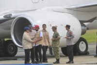 Gubernur Aceh Muzakir Manaf bersama Pangdam IM dan Kapolda Aceh menyambut kedatangan Presiden RI Prabowo Subianto di Bandara SIM Aceh Besar, Minggu (7/12/2025).