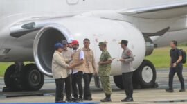 Gubernur Aceh Muzakir Manaf bersama Pangdam IM dan Kapolda Aceh menyambut kedatangan Presiden RI Prabowo Subianto di Bandara SIM Aceh Besar, Minggu (7/12/2025).