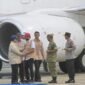 Gubernur Aceh Muzakir Manaf bersama Pangdam IM dan Kapolda Aceh menyambut kedatangan Presiden RI Prabowo Subianto di Bandara SIM Aceh Besar, Minggu (7/12/2025).