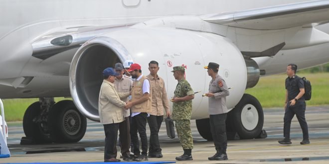 Gubernur Aceh Muzakir Manaf bersama Pangdam IM dan Kapolda Aceh menyambut kedatangan Presiden RI Prabowo Subianto di Bandara SIM Aceh Besar, Minggu (7/12/2025).