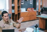 Sekda Aceh M. Nasir saat memberikan keterangan terkait distribusi logistik bencana di Kantor Gubernur Aceh, Senin (8/12/2025).