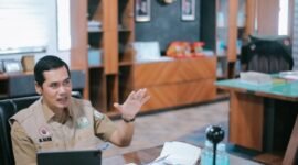 Sekda Aceh M. Nasir saat memberikan keterangan terkait distribusi logistik bencana di Kantor Gubernur Aceh, Senin (8/12/2025).