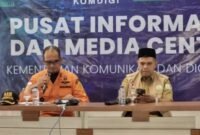 Kepala Basarnas Banda Aceh Ibnu Harris Al Hussain saat memberikan keterangan pers terkait operasi SAR bencana hidrometeorologi di Aceh, Senin (8/12/2025).