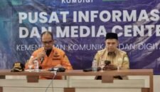 Kepala Basarnas Banda Aceh Ibnu Harris Al Hussain saat memberikan keterangan pers terkait operasi SAR bencana hidrometeorologi di Aceh, Senin (8/12/2025).