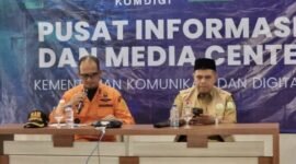 Kepala Basarnas Banda Aceh Ibnu Harris Al Hussain saat memberikan keterangan pers terkait operasi SAR bencana hidrometeorologi di Aceh, Senin (8/12/2025).