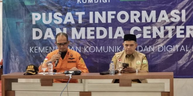 Kepala Basarnas Banda Aceh Ibnu Harris Al Hussain saat memberikan keterangan pers terkait operasi SAR bencana hidrometeorologi di Aceh, Senin (8/12/2025).