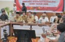 Sekda Aceh M. Nasir saat memimpin pertemuan koordinasi dengan NGO dan relawan di Posko Tanggap Darurat, Banda Aceh, Selasa (9/12/2025).