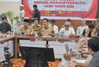 Sekda Aceh M. Nasir saat memimpin pertemuan koordinasi dengan NGO dan relawan di Posko Tanggap Darurat, Banda Aceh, Selasa (9/12/2025).