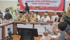 Sekda Aceh M. Nasir saat memimpin pertemuan koordinasi dengan NGO dan relawan di Posko Tanggap Darurat, Banda Aceh, Selasa (9/12/2025).
