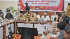 Sekda Aceh M. Nasir saat memimpin pertemuan koordinasi dengan NGO dan relawan di Posko Tanggap Darurat, Banda Aceh, Selasa (9/12/2025).