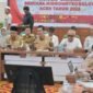 Sekda Aceh M. Nasir saat memimpin pertemuan koordinasi dengan NGO dan relawan di Posko Tanggap Darurat, Banda Aceh, Selasa (9/12/2025).