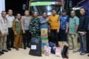 Gubernur Aceh, H. Muzakir Manaf saat menyerahkan bantuan logistik untuk korban bencana yang diterima oleh Bupati Aceh Singkil H. Safriadi Oyon, SH, di Pendopo Bupati Aceh Singkil, Selasa (9/12/2025).