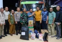 Gubernur Aceh, H. Muzakir Manaf saat menyerahkan bantuan logistik untuk korban bencana yang diterima oleh Bupati Aceh Singkil H. Safriadi Oyon, SH, di Pendopo Bupati Aceh Singkil, Selasa (9/12/2025).