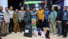 Gubernur Aceh, H. Muzakir Manaf saat menyerahkan bantuan logistik untuk korban bencana yang diterima oleh Bupati Aceh Singkil H. Safriadi Oyon, SH, di Pendopo Bupati Aceh Singkil, Selasa (9/12/2025).