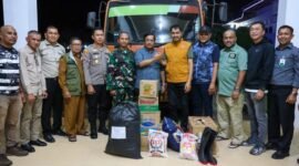 Gubernur Aceh, H. Muzakir Manaf saat menyerahkan bantuan logistik untuk korban bencana yang diterima oleh Bupati Aceh Singkil H. Safriadi Oyon, SH, di Pendopo Bupati Aceh Singkil, Selasa (9/12/2025).