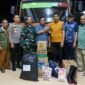 Gubernur Aceh, H. Muzakir Manaf saat menyerahkan bantuan logistik untuk korban bencana yang diterima oleh Bupati Aceh Singkil H. Safriadi Oyon, SH, di Pendopo Bupati Aceh Singkil, Selasa (9/12/2025).